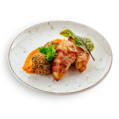 Куриная грудка в беконе с овощами
