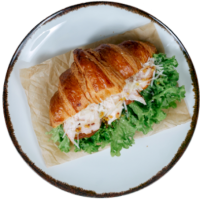 Круассан с копченой грудкой и пармезаном
