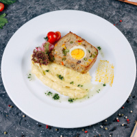 Пирог из свинины с картофельным кремом