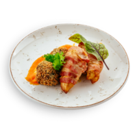 Куриная грудка в беконе с овощами